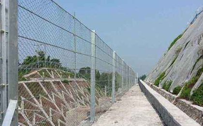 剛性防護(hù)網(wǎng)